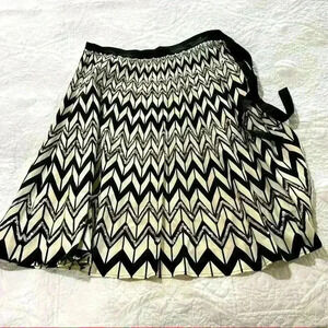 BCBG MaxAzria Chevron‎ sequin skirt size Small